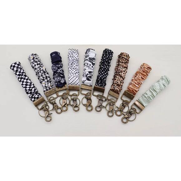 Scrunchie Wristlet Keychain Bag Purse Charm Black White Bandana - Picture 2 of 3